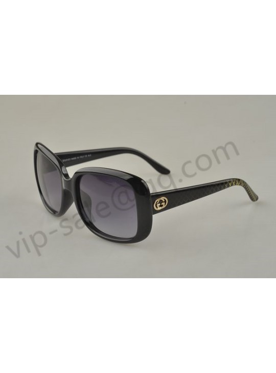 Gucci medium oval frame sunglasses with GG detail and diamond