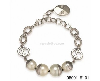 Dior white pearl bracelet in white
