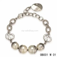 Dior white pearl bracelet in white	