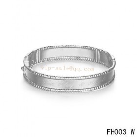 Van Cleef and Arpels Perlée bracelet/signature/White gold bracelet