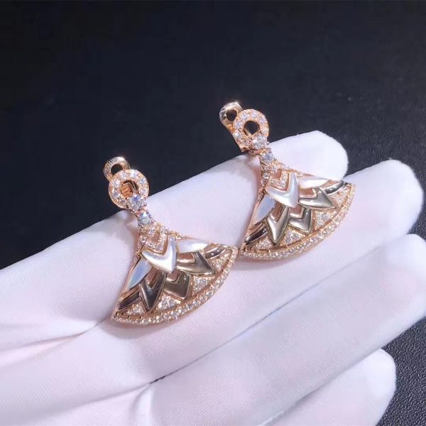 Bvlgari Diva' Dream earrings in 18 kt rose gold, white mother of pearls, set with pav� diamonds.