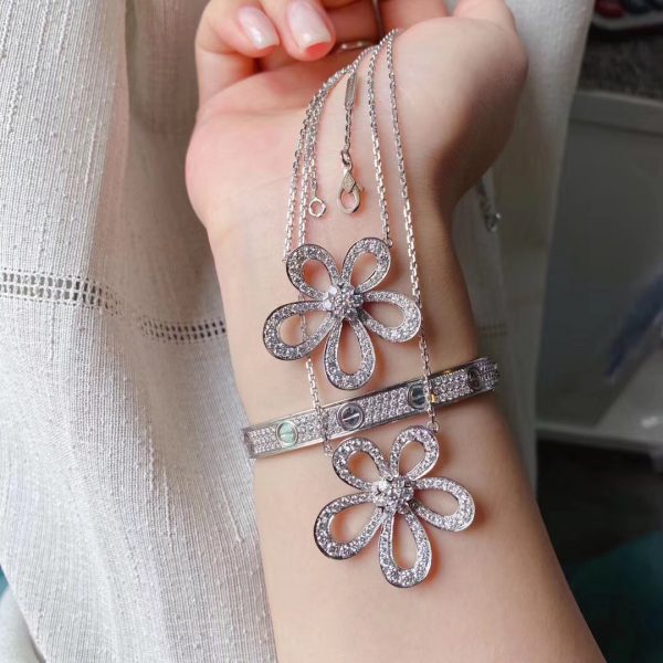 Van Cleef & Arpels Flowerlace pendant. White gold, diamonds