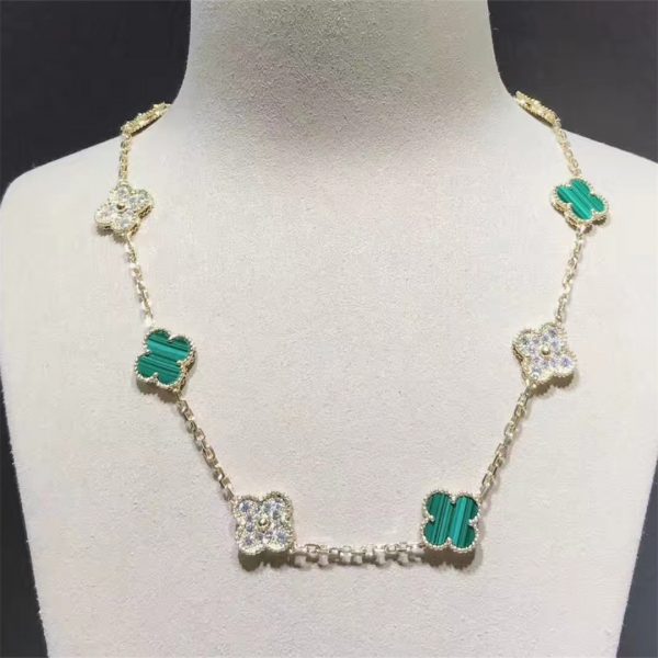 Van Cleef & Arpels Vintage Alhambra necklace, 10 motifs, yellow gold, malachite, round diamonds; diamond quality DEF, IF to VVS.